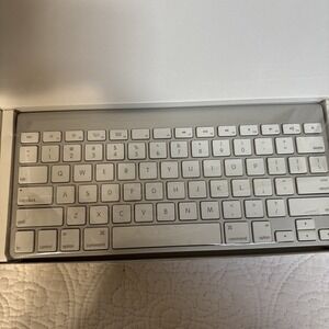 Apple A1314 Wireless Keyboard - MC184LL/B